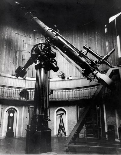 Schmidt-teleskopet av Giovanni Virginio Schiaparelli (1835-1910) astrofysiker i Brera (Milano). Han observerade rätlinjiga konfigurationer på planeten Mars och kallade dem Marskanalerna (canali). av Unknown photographer