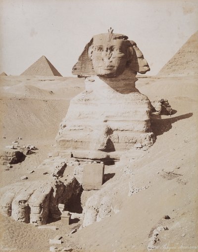 Sfinxen och i bakgrunden Cheops stora pyramid. Kairo, El Giza av Unknown photographer