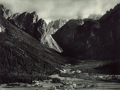 Staden Dobbiaco i Dolomiterna av Unknown photographer