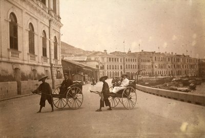 Två män på rickshaw i Hong Kong. av Unknown photographer