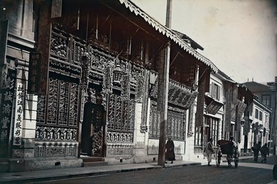 Vy över byggnader längs en väg i Kina av Unknown photographer