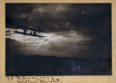 Wilbur Wright in Flight, med autografsignaturen "Wilbur Wright" och datumet "25 February 1909", ca 1909 (gelatinsilvertryck, på montering, bläck) av Unknown photographer