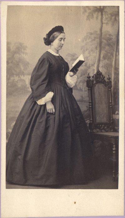 Kvinna med bok, ca 1860 (fotografi) av Unknown photographer