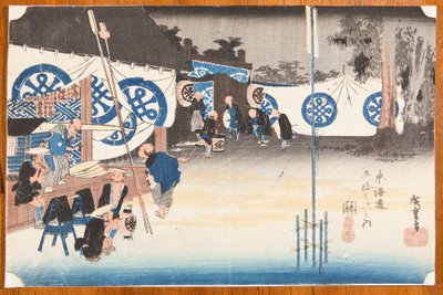 Seki. Tidig avresa från värdshuset / Seki Honjin hayadachi, ur serien: Femtio tre rastplatser längs Tokaido-vägen / Tokaido gojusan tsugi no uchi av Utagawa Hiroshige
