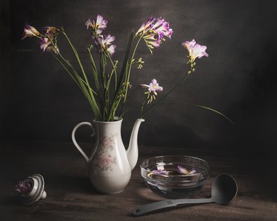 Stilleben med lila freesia av Vadim Kulinsky