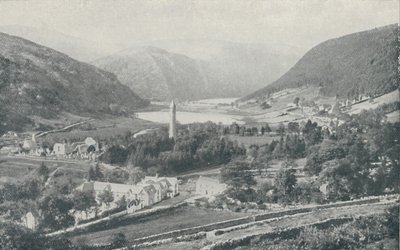 En irländsk by Glendalough, 1910 av Valentine and Sons Ltd