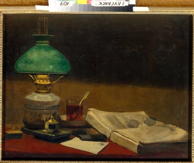 ""Nature morte"" (stilleben) Bok, skrivbordslampa, glas och kopp te - Målning av Vasili Polenov (1844-1927) Olja på duk Dim 61,3x79,3 cm Regionala konstmuseet, Lugansk av Vasilij Dmitrievich Polenov