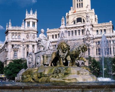 Cybele-fontän som representerar gudinnan Cybele i en vagn dragen av två lejon, byggd 1782 av Ventura Rodriguez (1717-1785) bakom, utsikt över Palais des Communications, Plaza de Cibeles, Madrid (foto) av Ventura Rodríguez