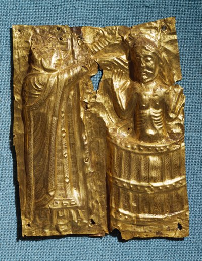 Tamdrupplattor, präglad guldfolie som föreställer biskop Poppo när han döper Harald Blåtand av Danmark år 963. av Viking