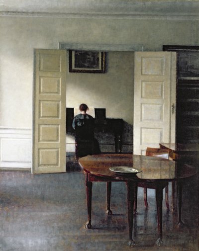 En interiör med en kvinna som spelar piano, 1910 av Vilhelm Hammershoi