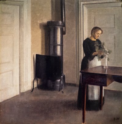 Interiör med en kvinna som arrangerar blommor i en vas av Vilhelm Hammershoi