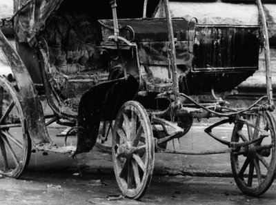 Vagn förstörd av lera efter översvämningen i Florens, november 1966 (svartvitt foto) av Vincenzo Balocchi