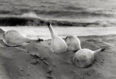 "Flaskor på stranden" av Vincenzo Balocchi