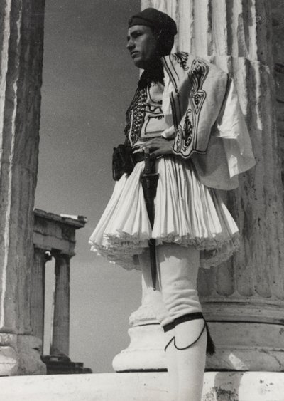 Grekisk soldat på Akropolis, Aten, från "Aegean Cruise - Zara, Athens, Rhodes and Tripoli Album av Vincenzo Balocchi
