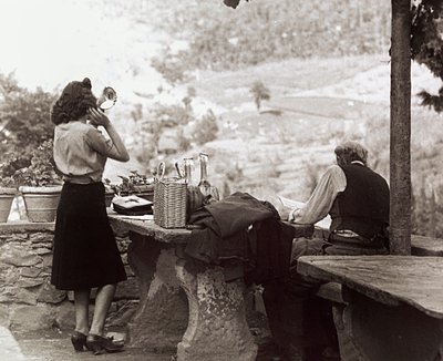 Människor under en picknick, ca 1955-60 (svartvitt foto) av Vincenzo Balocchi