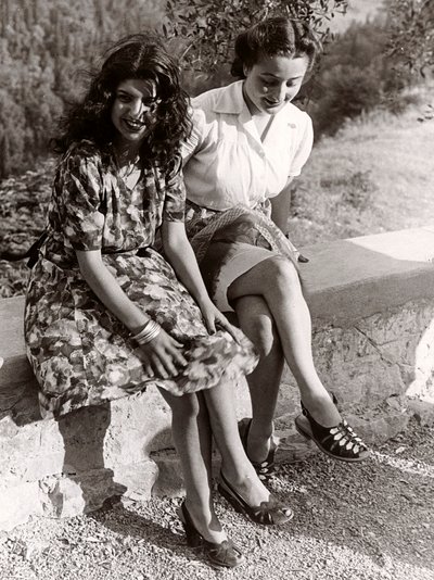 Två flickor sittande på en vägg, Italien, ca 1940 (svartvitt foto) av Vincenzo Balocchi