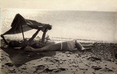 Två kvinnor ligger på stranden i skuggan av en handduk. Vykort skickat av fotografen till Vincenzo Balocchi av Vincenzo Balocchi
