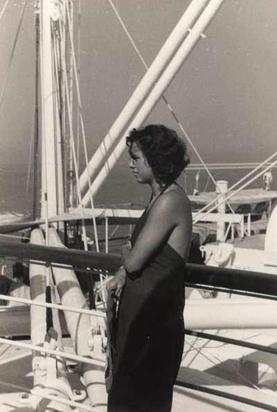 Kvinna ombord på kryssningsfartyget "Oceania", från albumet "At the Edge of Oceania 28th July to 10th August 1935 av Vincenzo Balocchi