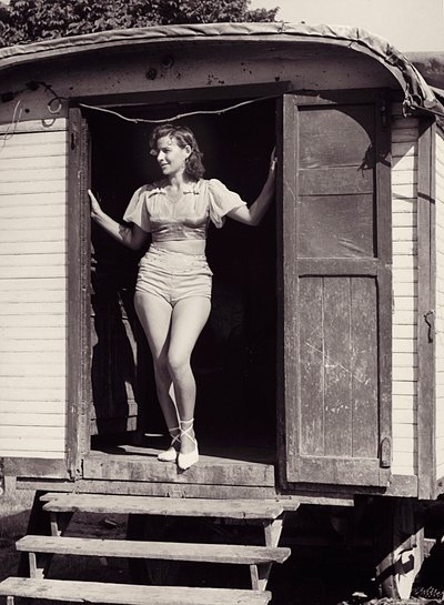 Ung kvinna på en cirkusvagn, ca 1960 (svartvitt foto) av Vincenzo Balocchi