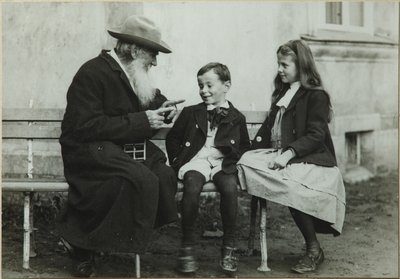 Leo Tolstoj med barnbarnen Leo och Sofia, 1909 av Vladimir Grigorievich Chertkov