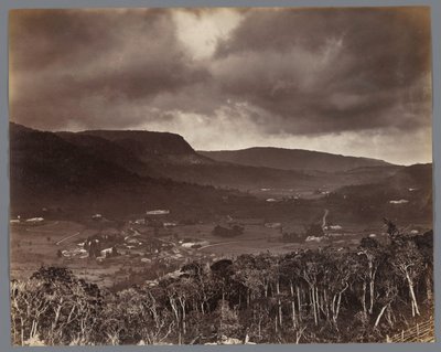 Vy över Nuwara Eliya sett från Oliphant Estate, Ceylon av W.L.H. Skeen and Co.