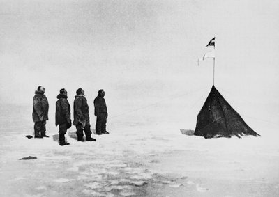 Roald Amundsen, Helmer Hanssen, Sverre Hassel och Oscar Wisting framför tältet som restes på Sydpolen den 16 december av John Ward Dunsmore