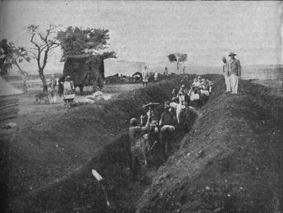 Mafeking: Natives Digging a Trench, 1902 av W. H. Weekes