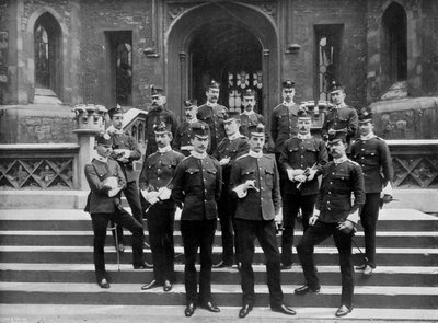 Officerare vid 1:a Suffolks regemente vid Towern i London, 1895 1896. av W. W. Rouch