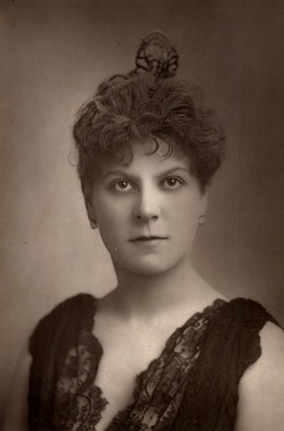 ""Jessie Millward (Mrs John Glendinning) engelsk skådespelerska. Medlem i Henry Irvings teatersällskap. (woodburytype) av W. and D. (after) Downey
