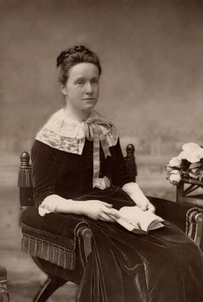 ""Millicent Fawcett (född Garrett - 1947-1929) engelsk feminist, i 50 år ledare för rörelsen för kvinnors rösträtt. Syster till den kvinnliga pionjärläkaren Elizabeth Garrett Anderson; fru till Henry Fawcett, den blinde radikala politikern (woodburytype av W. and D. (after) Downey