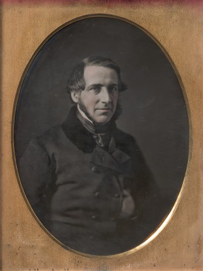 Medelålders man med hakbandsskägg, handstoppad inuti jacka med knäppning, 1840-50-tal av W. and F. Langenheim
