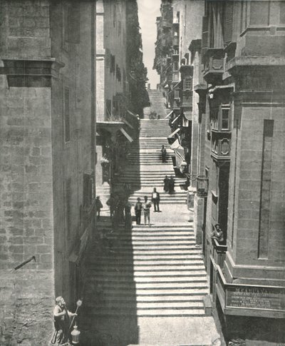 En brant gata i Valletta, Malta, 1895. av W and S Ltd