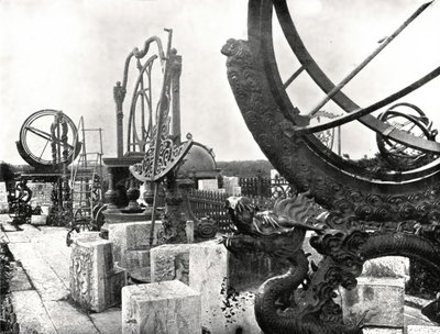Några instrument på toppen av observatoriet, Pekin, Kina, 1895. av W and S Ltd