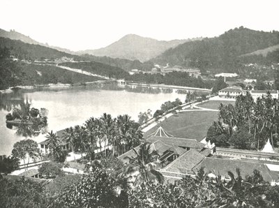 Utsikt från Lady Hortons Walk, Kandy, Ceylon, 1895. av W and S Ltd