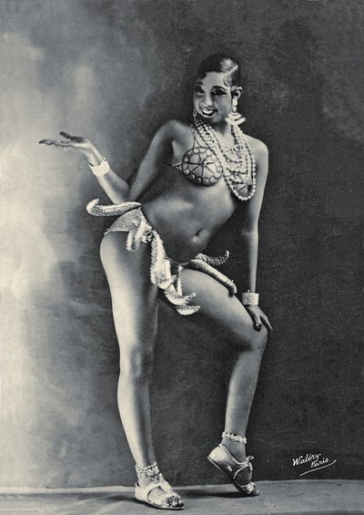 Josephine Baker bär sin berömda banandräkt ca 1927 (s/v-foto) av Walery
