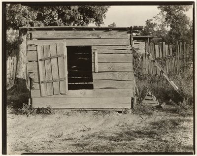 Hönshus på Floyd Burroughs gård, Hale County, Alabama av Walker Evans