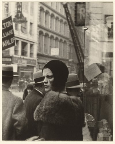 Flicka på Fulton Street, New York av Walker Evans