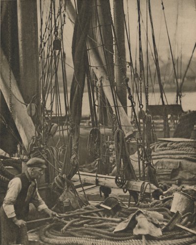 Vid foten av masten på en Thames pråm, c1935. av Walter Benington