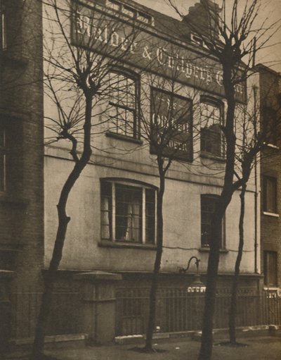 Vid den gamla klockans tecken på St. Brides Churchyard, c1935. av Walter Benington
