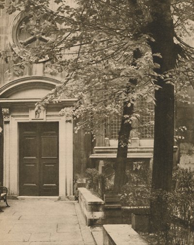 Södra dörren till kyrkan St. Mary Aldermanbury, c1935. av Walter Benington