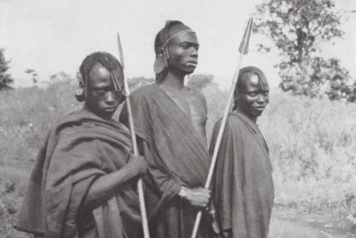 Kikuyus från Brittiska Östafrika (svartvitt foto) av Walter Mittelholzer