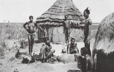 Negroidyll vid Abwong (svartvitt foto) av Walter Mittelholzer