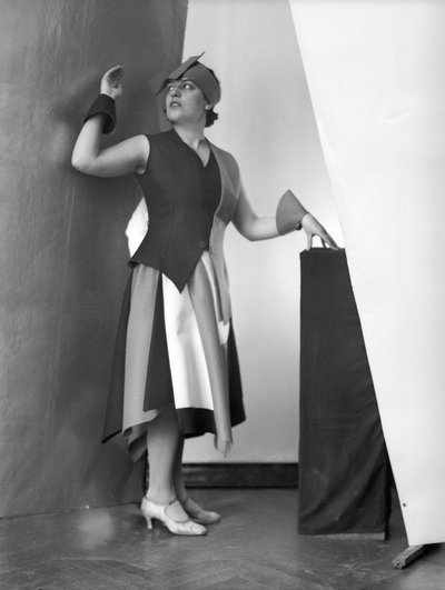 Porträtt av Anita Pezzoni i en klänning designad av målaren Marcello Clarion (svartvitt foto) av Wanda Wulz