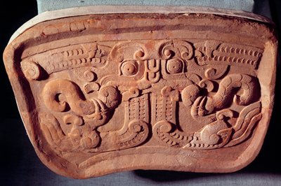 Original model af Taotie maske i terracotta. Taotie er en af de 9 drager i kinesisk mytologi. Realiseret i krigerrigernes æra (475-221 f.Kr.), Chinaswed av Warring States period Chinese School