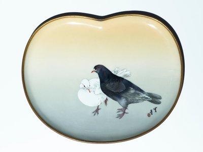 Bricka föreställande fåglar, ca 1890-95 (cloisonne-emalj) (för baksidan se 416491) av Watanabe and Sosuke Namikawa Seitei