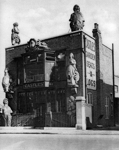 Galjonsfigurer av gamla stridsskepp, Grosvenor Road, London, 1926-1927. av Whiffin