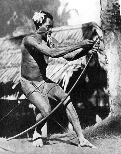 En jägare som stränger sin båge, 1936. av Wide World Photos