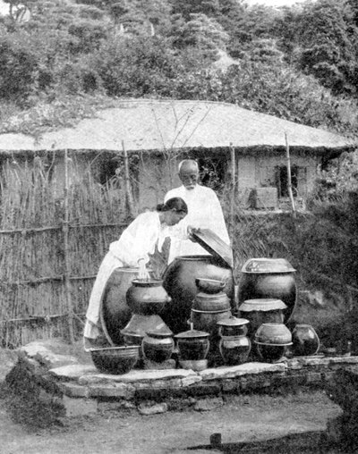 Vitklädda invånare i Korea, 1936. av Wide World Photos