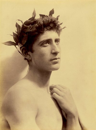 Studie av en pojke som bär en krans, Sicilien, C.1898 (sepiafoto) av Baron Wilhelm von Gloeden