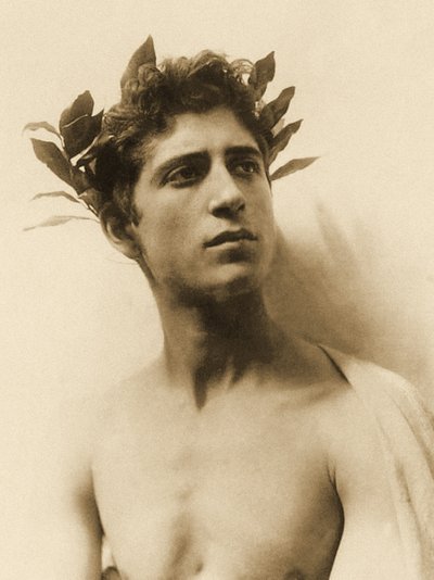 Studie av en pojke som bär en krans, Sicilien, C.1898 (sepiafoto) av Baron Wilhelm von Gloeden